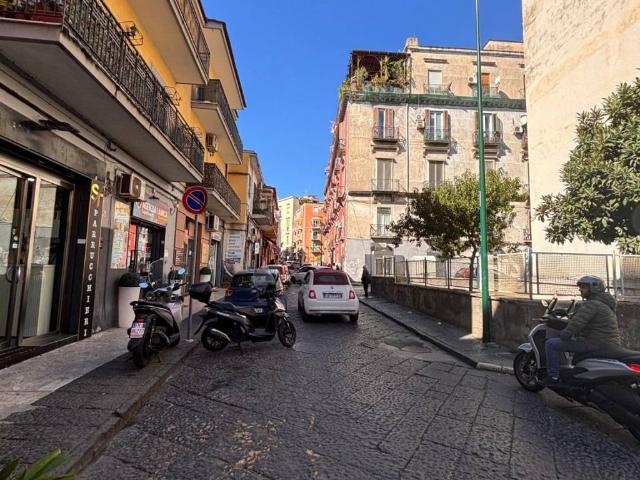 Locale Commerciale in affitto a Municipalità 3, Campania