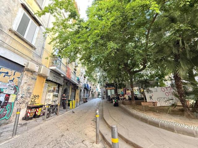 Locale Commerciale in affitto a Municipalità 2, Campania