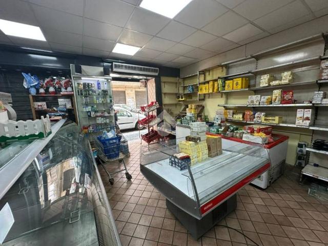 Locale Commerciale in affitto a Municipalità 7, Campania