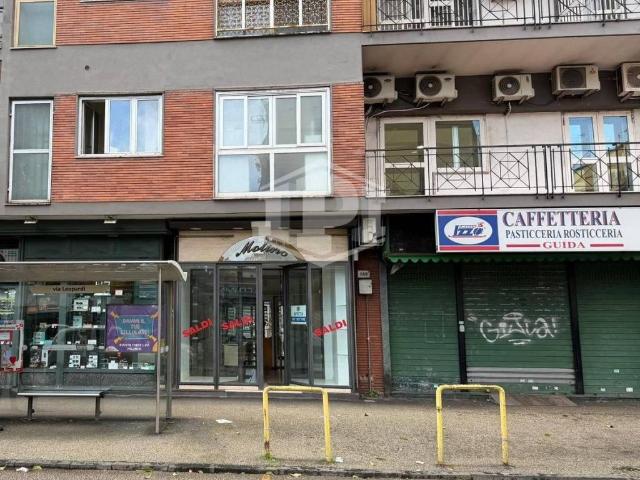 Locale Commerciale in affitto a Municipalità 10, Campania
