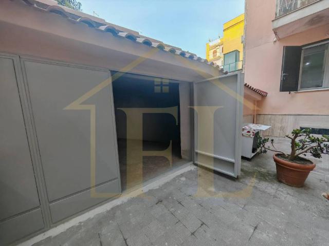 Locale Commerciale in affitto a Municipalità 7, Napola