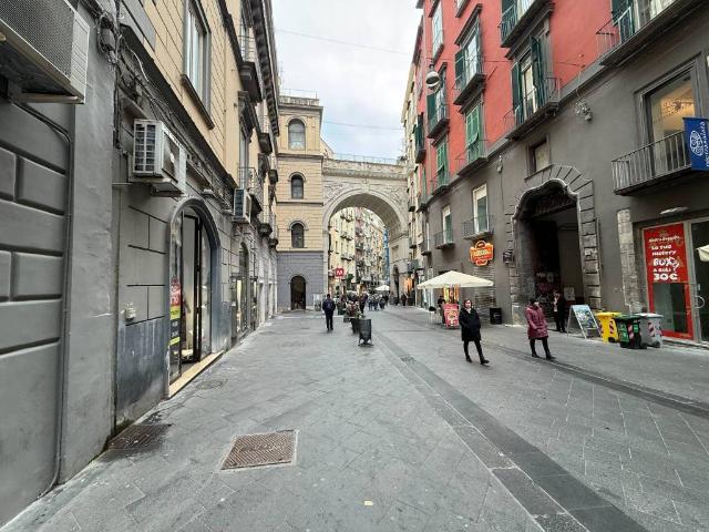 Locale Commerciale in affitto a Municipalità 1, Campania
