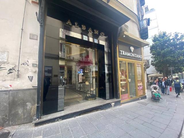Locale Commerciale in affitto a Municipalità 1, Campania