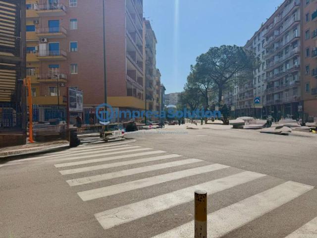 Locale Commerciale in affitto a Municipalità 5, Campania