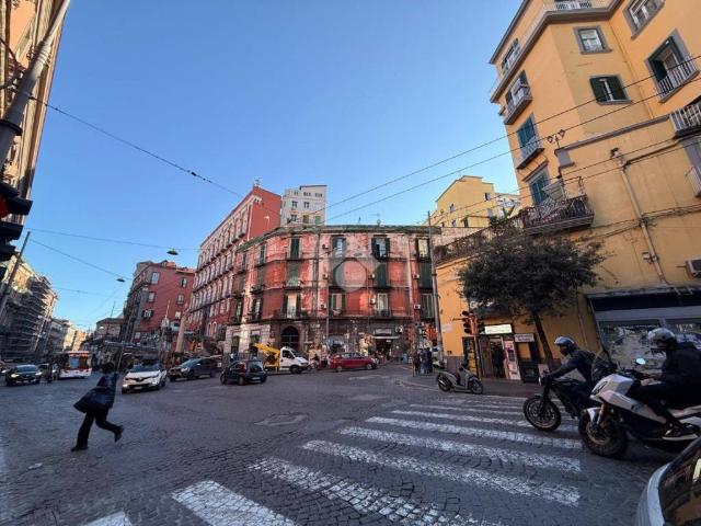Locale Commerciale in affitto a Municipalità 3, Campania