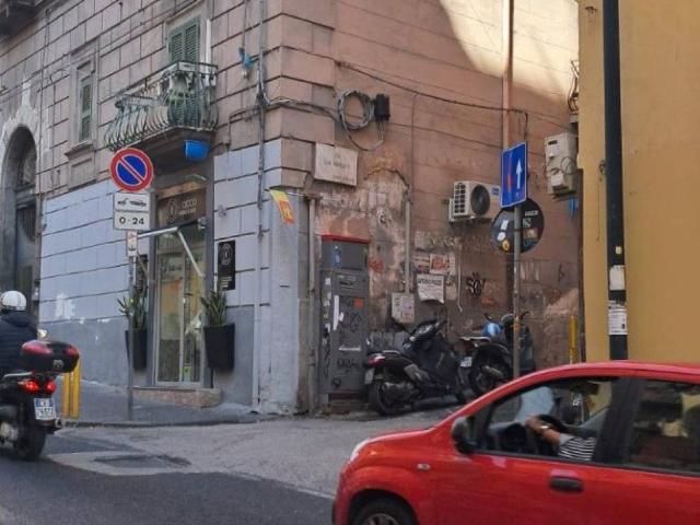 Locale Commerciale in affitto a Municipalità 2, Campania
