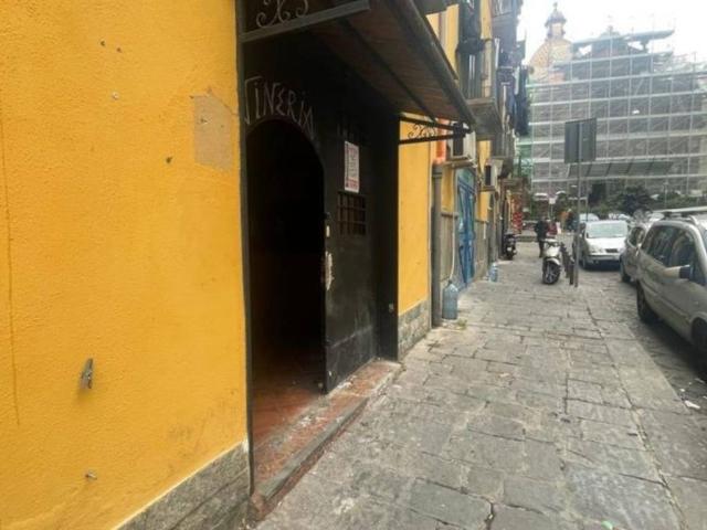 Locale Commerciale in affitto a Municipalità 1, Campania