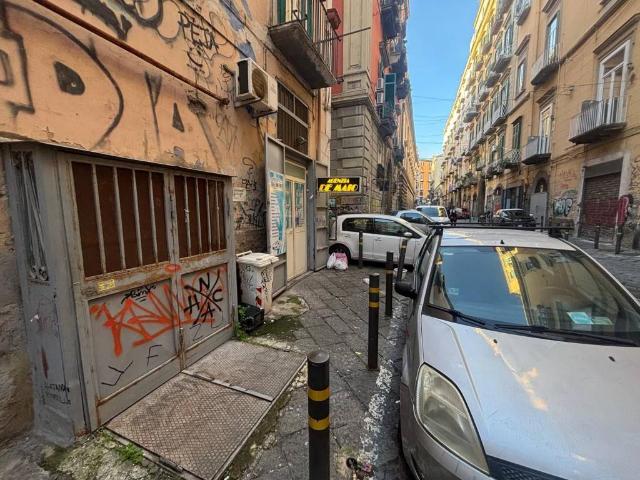 Locale Commerciale in affitto a Municipalità 2, Campania