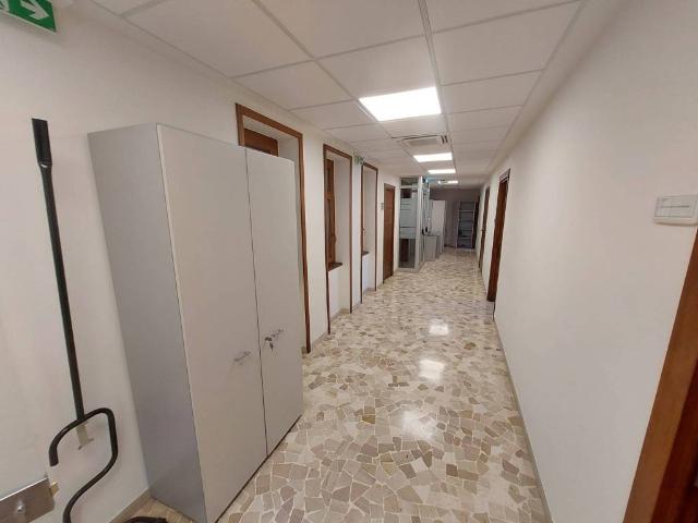 Locale Commerciale in affitto a Municipalità 2, Campania