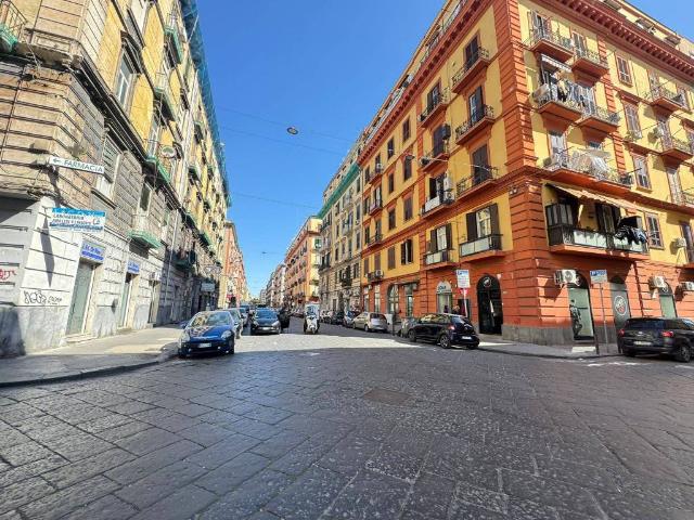 Locale Commerciale in affitto a Municipalità 4, Campania