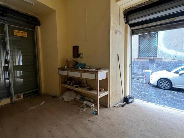 Locale Commerciale in affitto a Municipalità 2, Campania