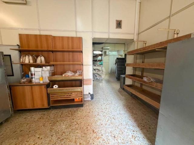 Locale Commerciale in affitto a Municipalità 4, Campania