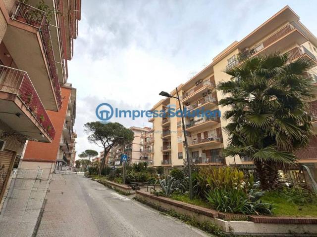 Locale Commerciale in affitto a Municipalità 3, Campania