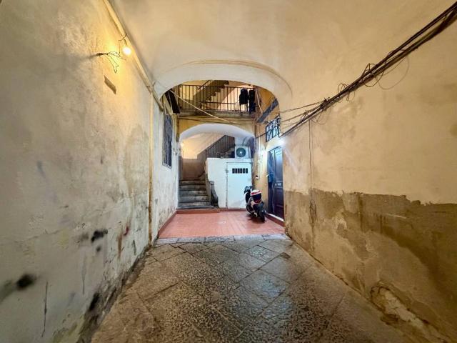 Locale Commerciale in affitto a Municipalità 2, Campania
