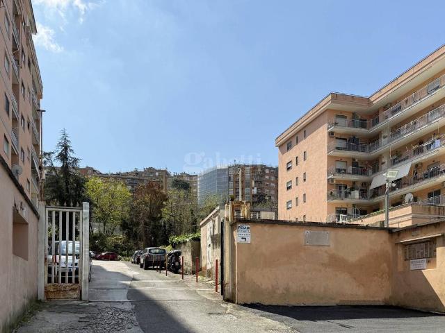 Locale Commerciale in affitto a Municipalità 9, Campania