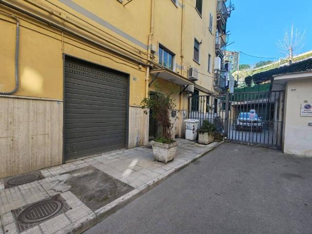 Locale Commerciale in affitto a Municipalità 10, Campania