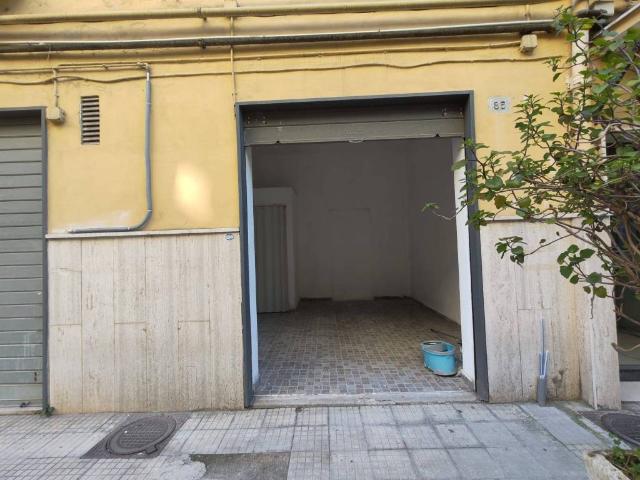 Locale Commerciale in affitto a Municipalità 10, Campania