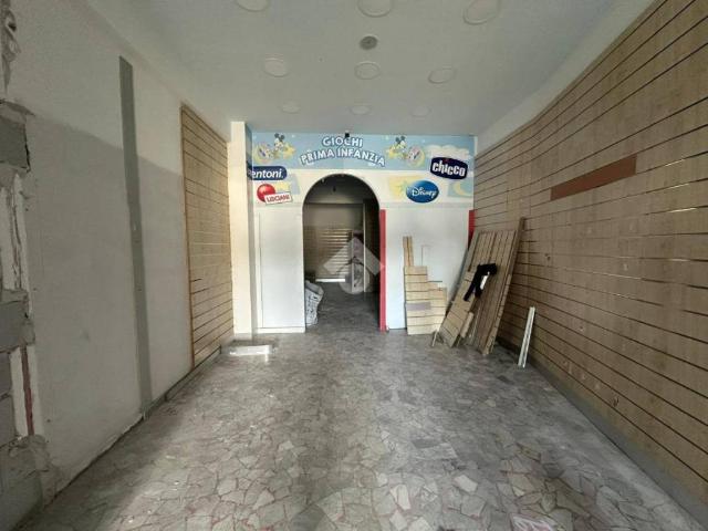 Locale Commerciale in affitto a Municipalità 7, Miano