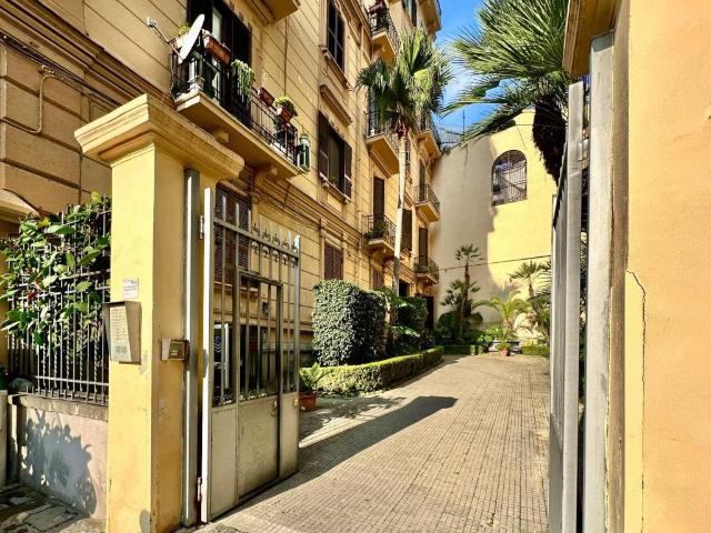 Locale Commerciale in affitto a Municipalità 1, Campania