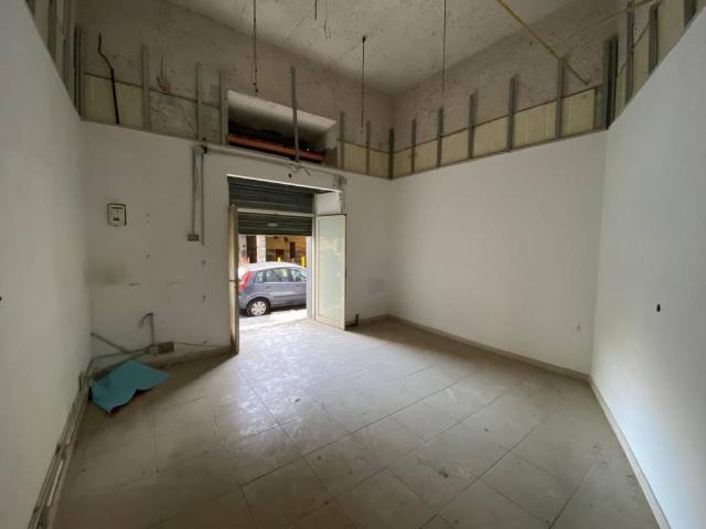 Locale Commerciale in affitto a Municipalità 3, Campania
