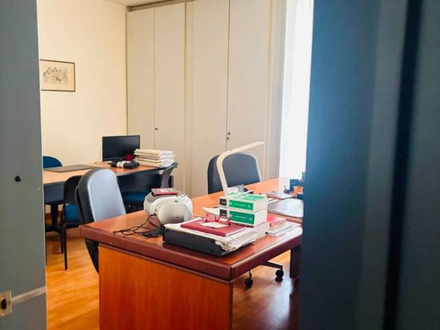 Locale Commerciale in affitto a Municipalità 4, Campania
