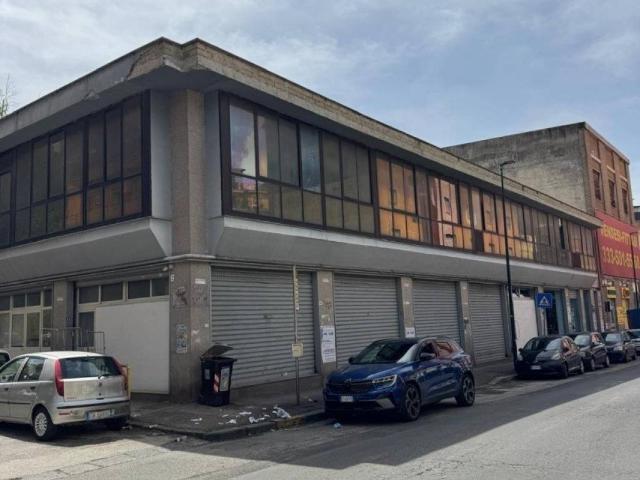 Locale Commerciale in affitto a Municipalità 3, Campania
