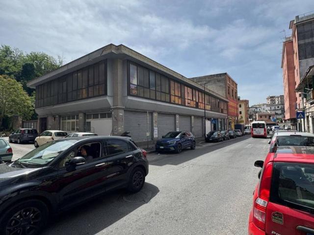 Locale Commerciale in affitto a Municipalità 3, Campania