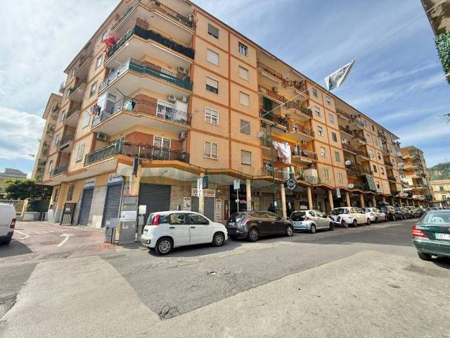 Locale Commerciale in affitto a Camaldoli, Campania
