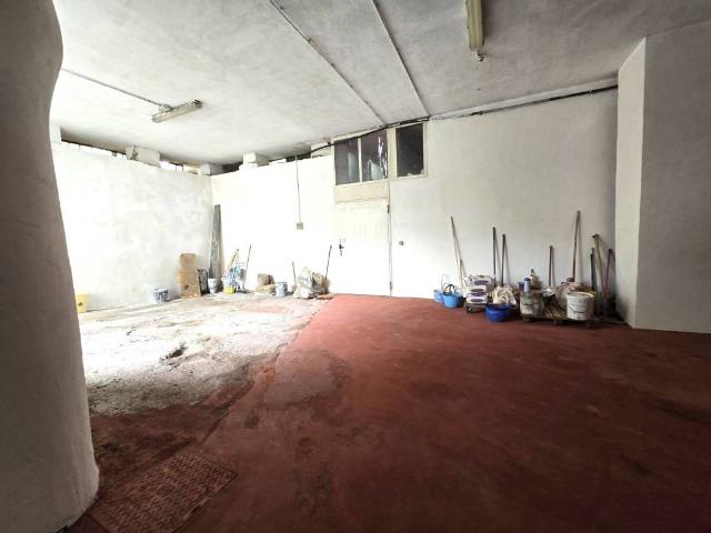 Locale Commerciale in affitto a Camaldoli, Pianura