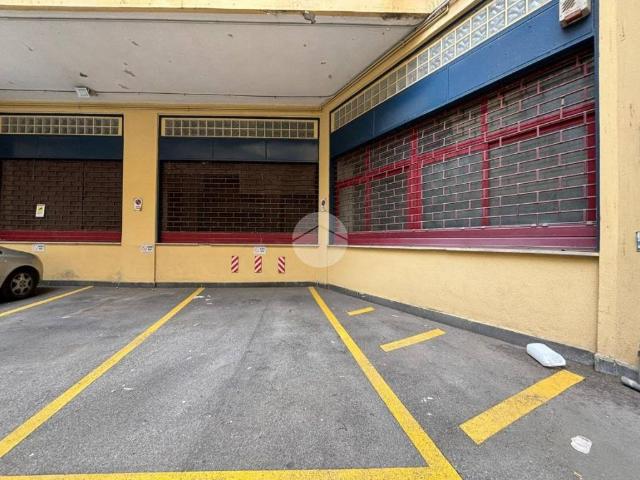 Locale Commerciale in affitto a Municipalità 4, Arenaccia