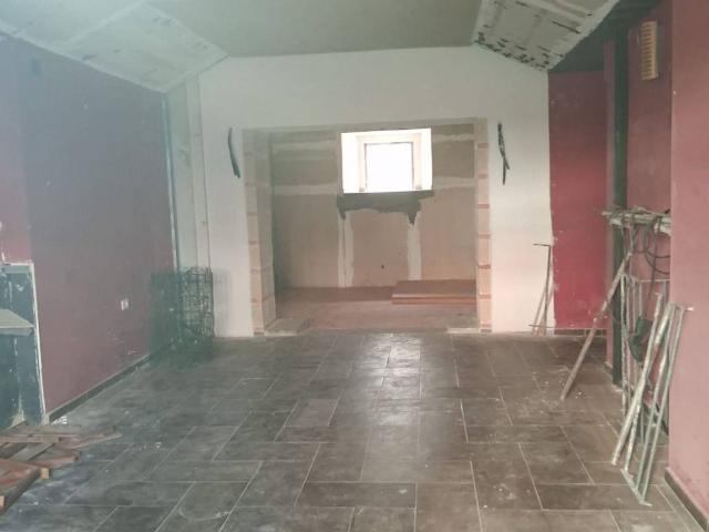 Locale Commerciale in affitto a Municipalità 10, Campania