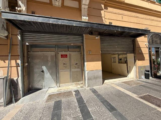 Locale Commerciale in affitto a Municipalità 1, Pizzofalcone