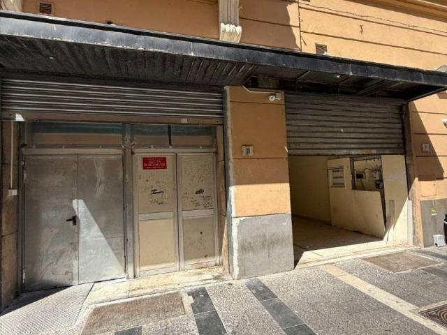 Locale Commerciale in affitto a Municipalità 1, Pizzofalcone