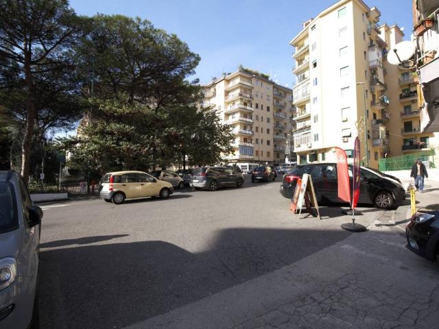 Locale Commerciale in affitto a Municipalità 10, Campania