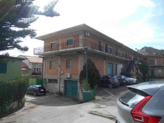 Locale Commerciale in affitto a Antiniana, Pozzuoli