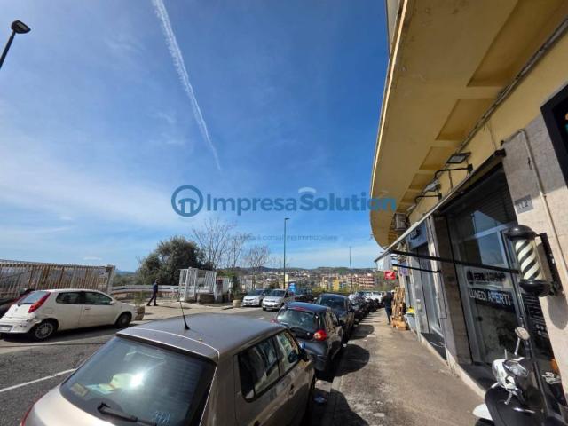 Locale Commerciale in affitto a Municipalità 10, Campania