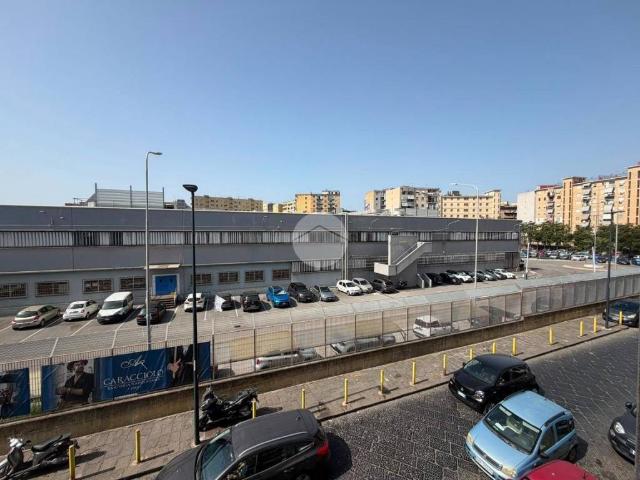 Locale Commerciale in affitto a Municipalità 4, Campania