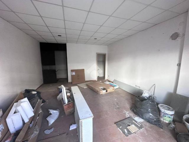 Locale Commerciale in affitto a Municipalità 7, Campania