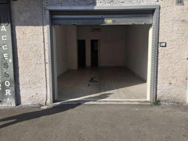 Locale Commerciale in affitto a Camaldoli, Pianura