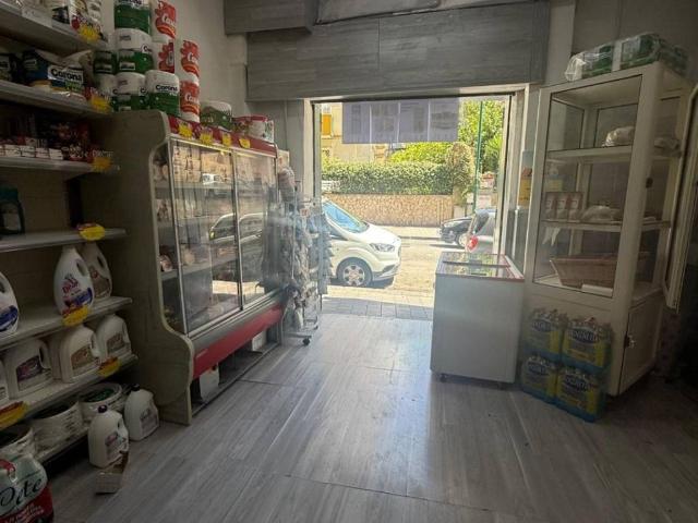 Locale Commerciale in affitto a Municipalità 10, Campania