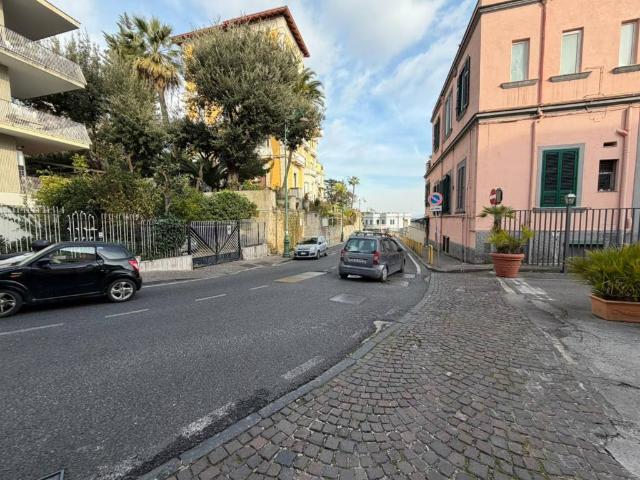 Locale Commerciale in affitto a Municipalità 1, Campania