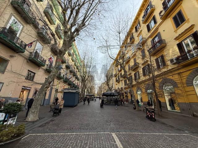Locale Commerciale in affitto a Municipalità 5, Campania