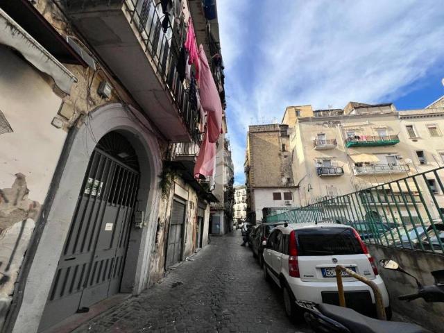 Locale Commerciale in affitto a Municipalità 4, Campania