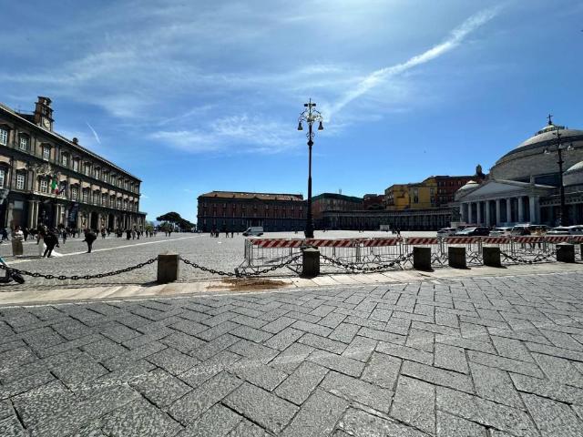 Locale Commerciale in affitto a Municipalità 1, Campania