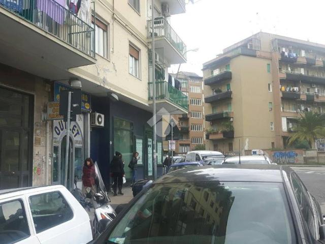 Locale Commerciale in affitto a Municipalità 10, Campania