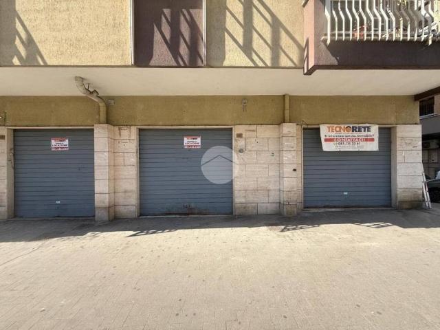Locale Commerciale in affitto a Municipalità 10, Campania