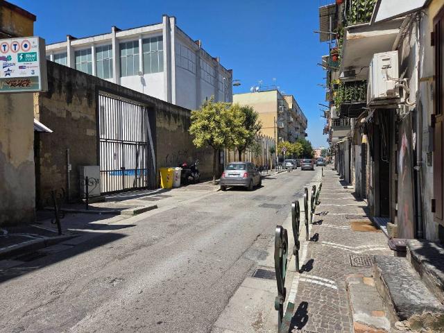 Locale Commerciale in affitto a Municipalità 6, Campania