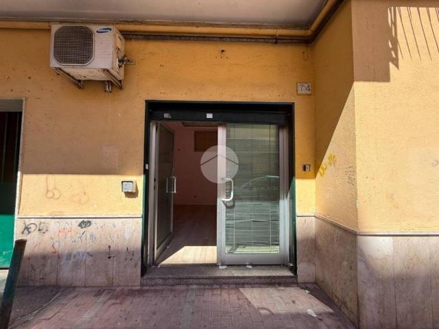 Locale Commerciale in affitto a Astroni, Pianura