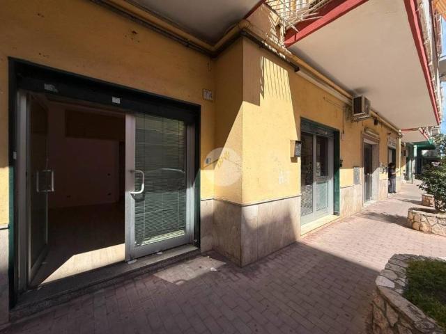 Locale Commerciale in affitto a Astroni, Pianura