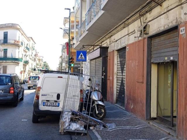 Locale Commerciale in affitto a Municipalità 7, Miano